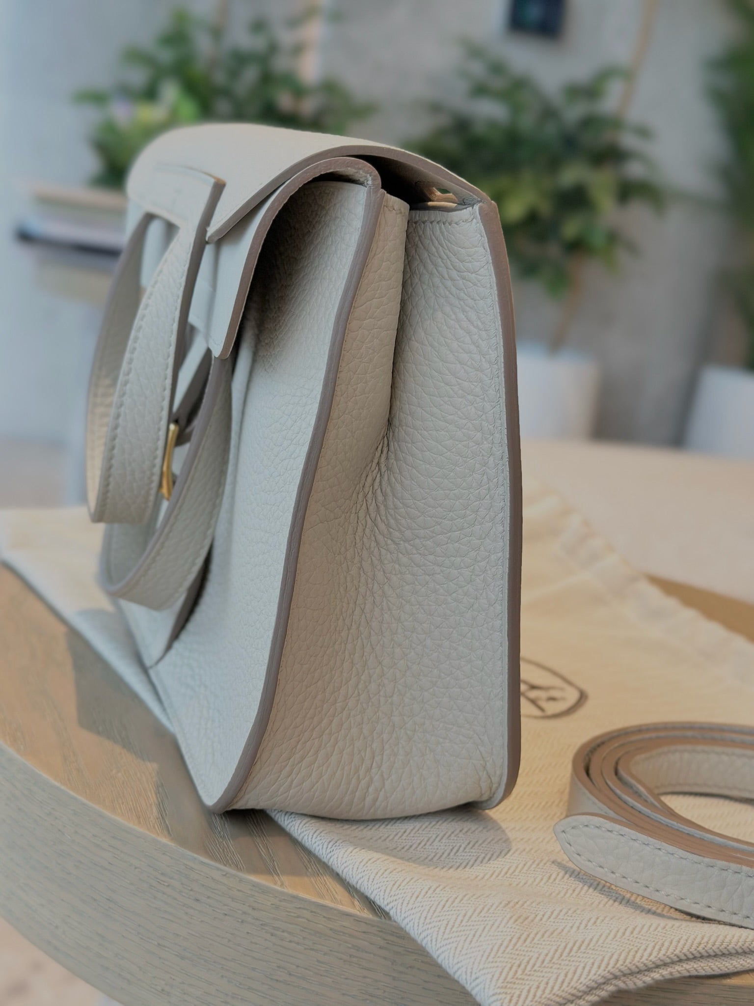 Pre-Owned Hermès Halzan 25 8L Beton Gold Hardware W2024