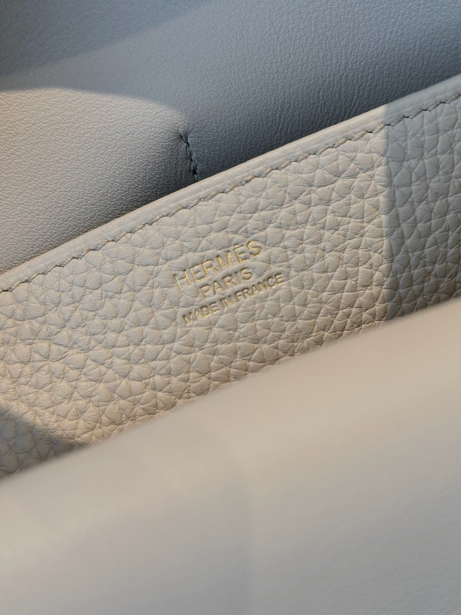 Pre-Owned Hermès Halzan 25 8L Beton Gold Hardware W2024
