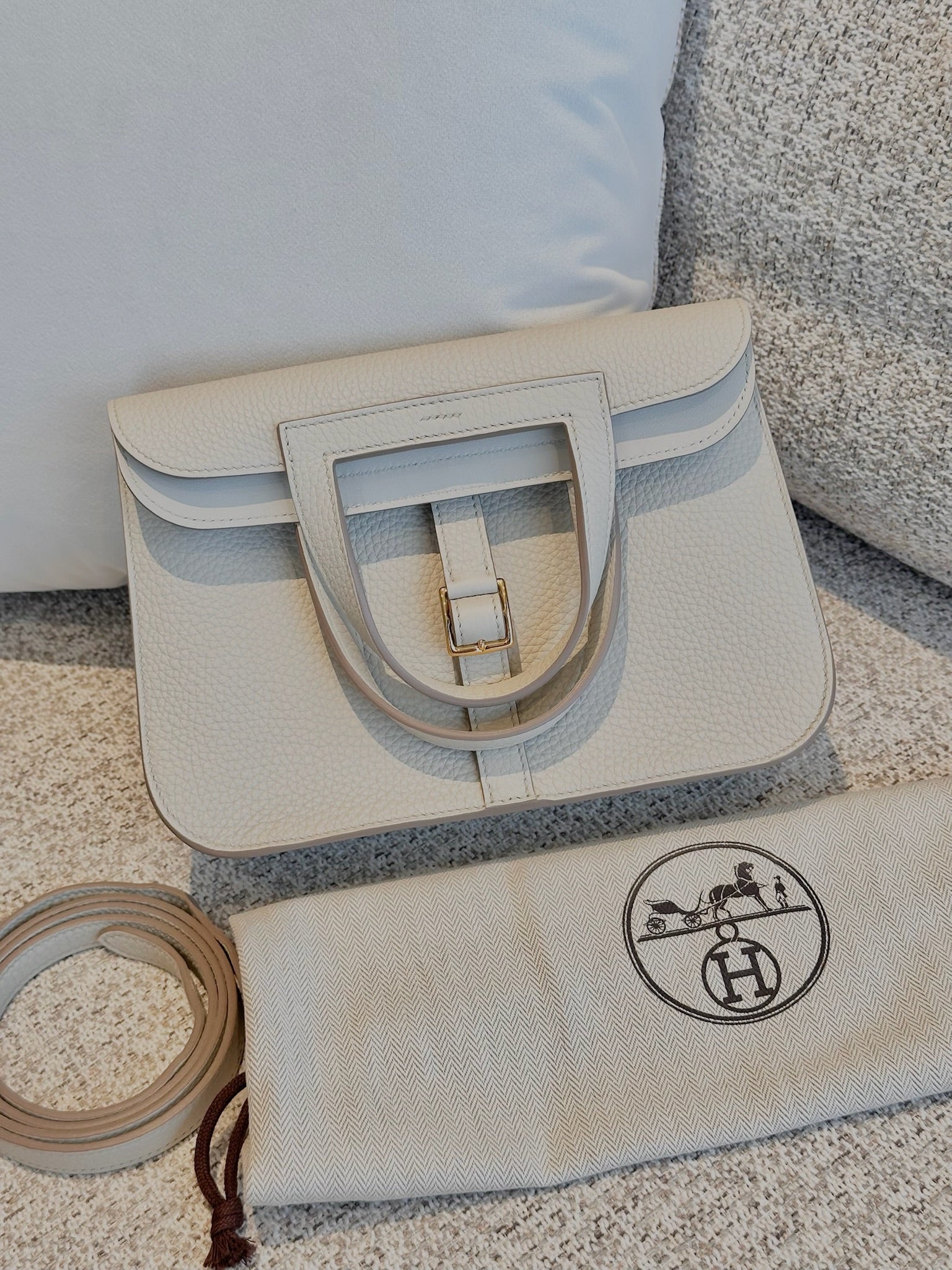 Pre-Owned Hermès Halzan 25 8L Beton Gold Hardware W2024