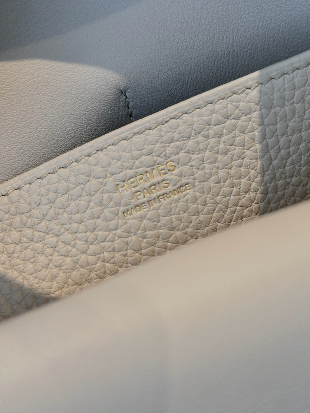 Pre-Owned Hermès Halzan 25 8L Beton Gold Hardware W2024