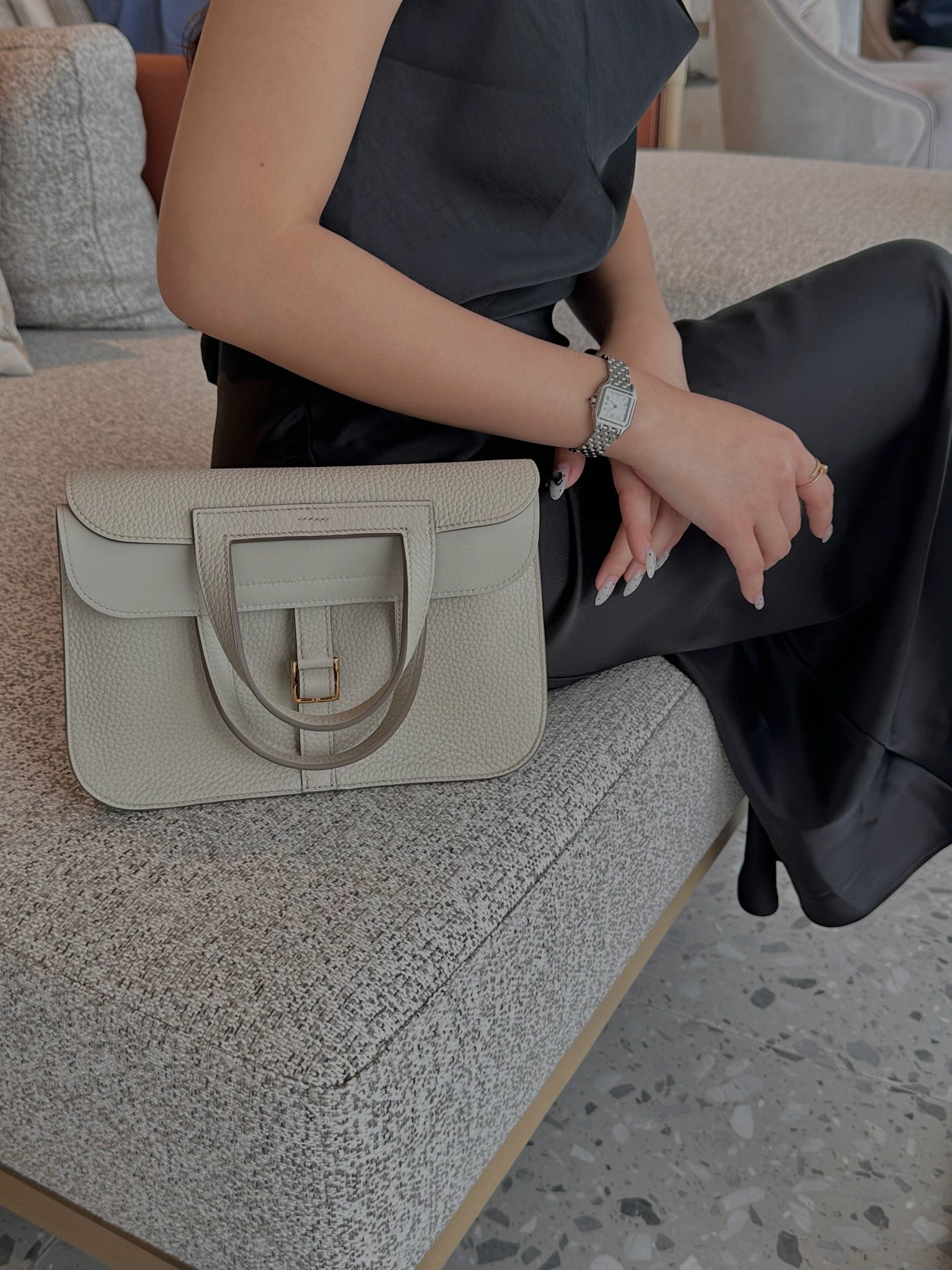 Pre-Owned Hermès Halzan 25 8L Beton Gold Hardware W2024